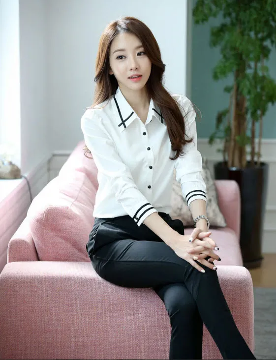 Áo sơ mi trắng cổ viền đen