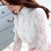Áo sơ mi phối ren cánh tay