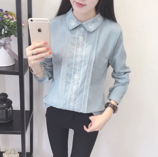 áo sơ mi xanh phối với quần kaki