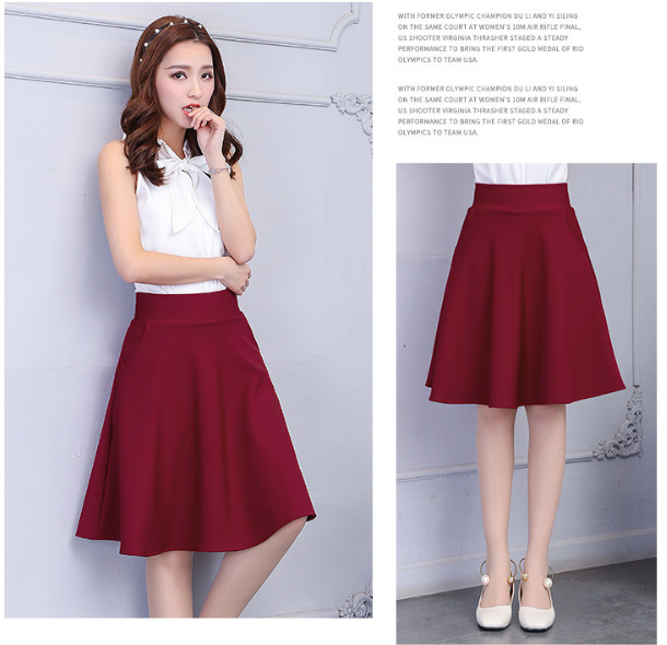chân váy đỏ phối giày màu trắng
