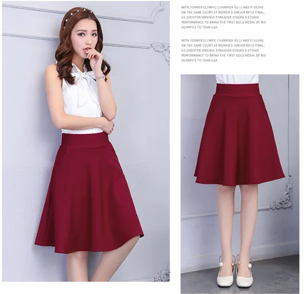 chân váy đỏ phối giày màu trắng