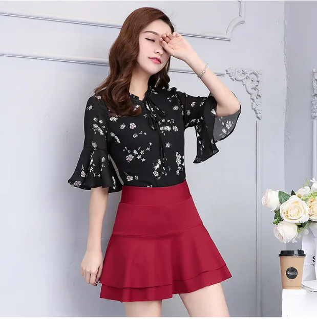 chân váy đỏ phói áo họa tiết
