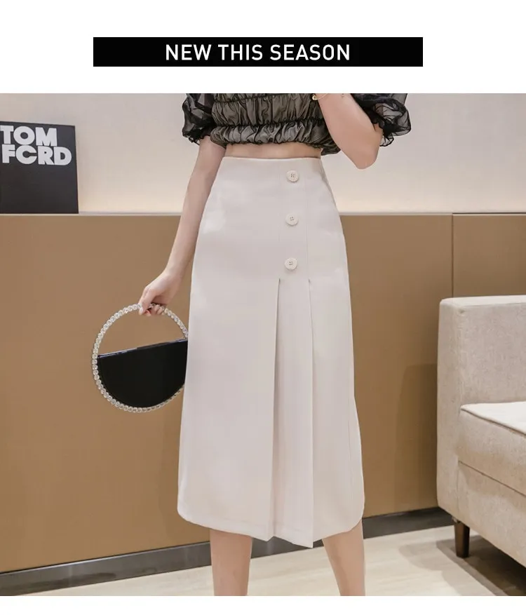 chân váy trắng mặc áo croptop
