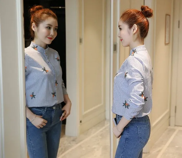 áo sơ mi xanh phối với quần jean