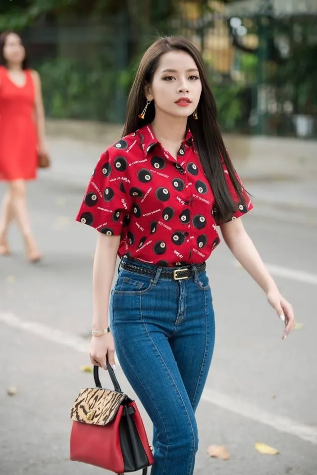 áo màu đỏ nên kết hợp với quần jean