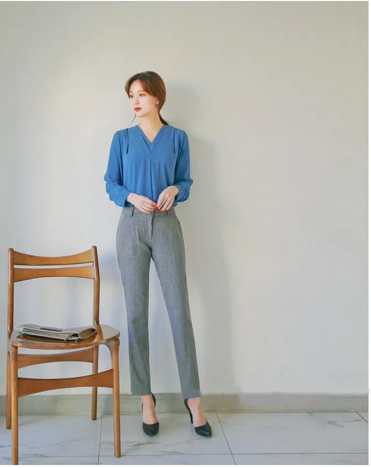 áo sơ mi xanh phối với quần màu ghi
