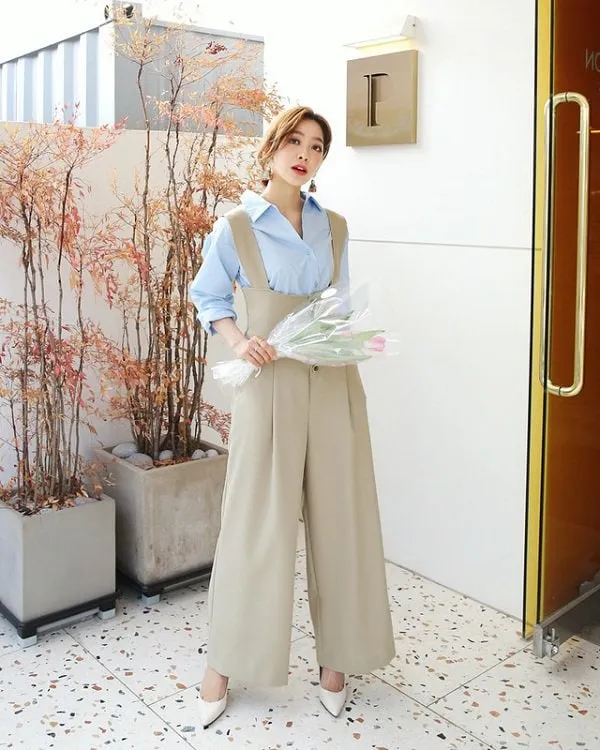 áo sơ mi xanh phối với quần yếm