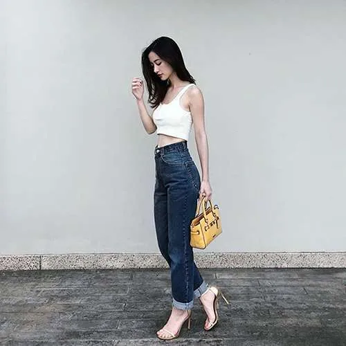 cach-phoi-do-cho-nguoi-chan-to-quan-jean-cap-cao-ao-croptop cách phối đồ cho người chân to với quần jean cạp cao