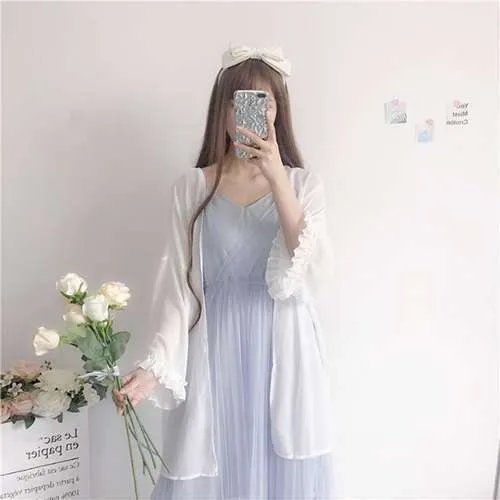 cach-phoi-do-cho-nguoi-chan-to-vay-hai-day-ao-khoac-mong cách phối đồ cho người chân to váy hai dây và áo khoác mỏng