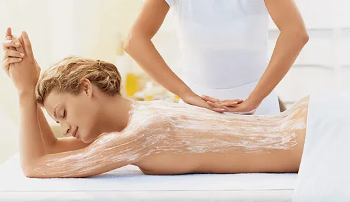 cách tẩy da chết toàn thân tại nhà bằng kem chuyên dụng