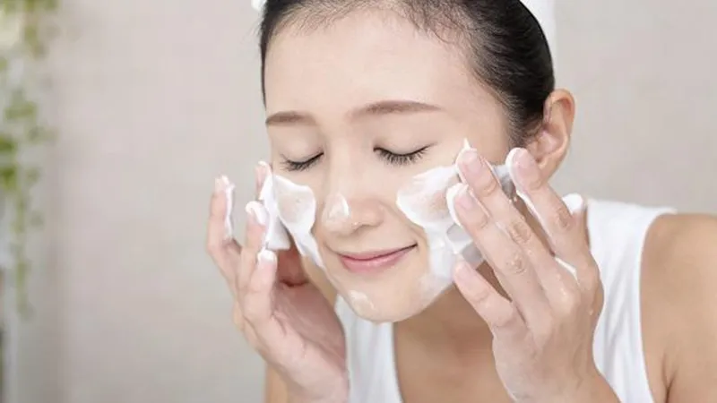 cách nặn mụn đầu đen bước 1