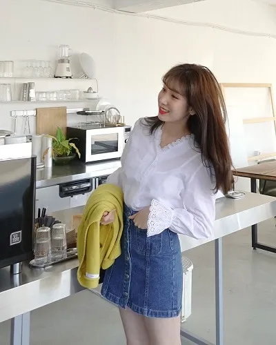 cách phối áo sơ mi trắng nữ với chân váy jean