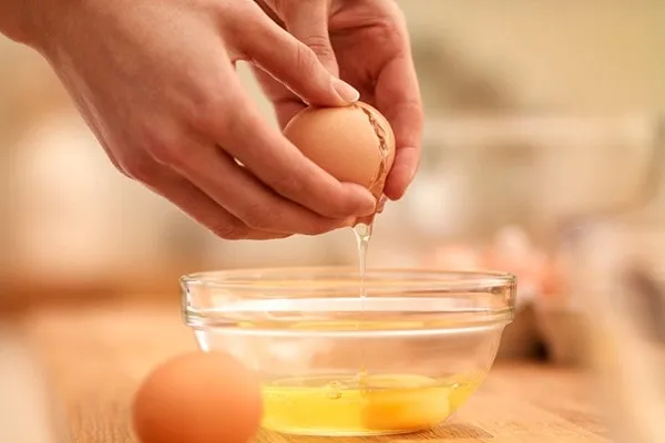 cách trị mụn cho bà bầu bằng lòng trắng trứng