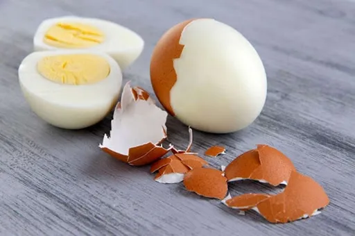 cách trị mụn đầu đen tận gốc đơn giản bằng trứng gà luộc
