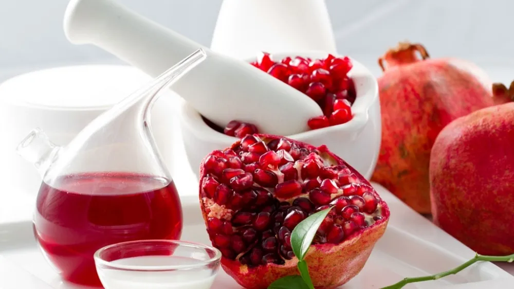 dùng lựu để trị tẩy da trên môi thâm