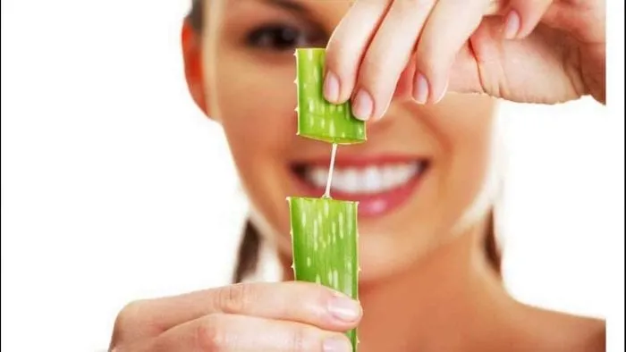 làm môi hồng bằng nha đam