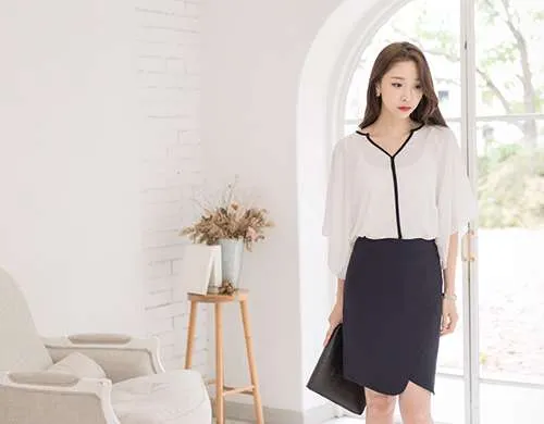 cao 1m50 mặc trang phục cổ chữ V