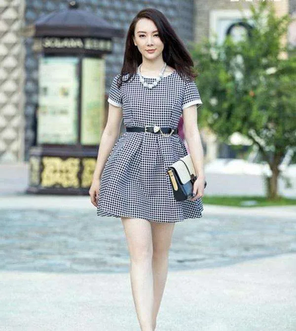 cao 1m50 mặc váy có eo cao