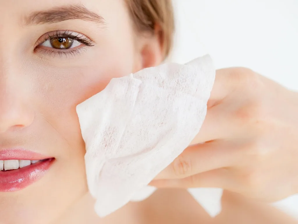 chăm sóc da mặt bằng cách tẩy trang hàng ngày