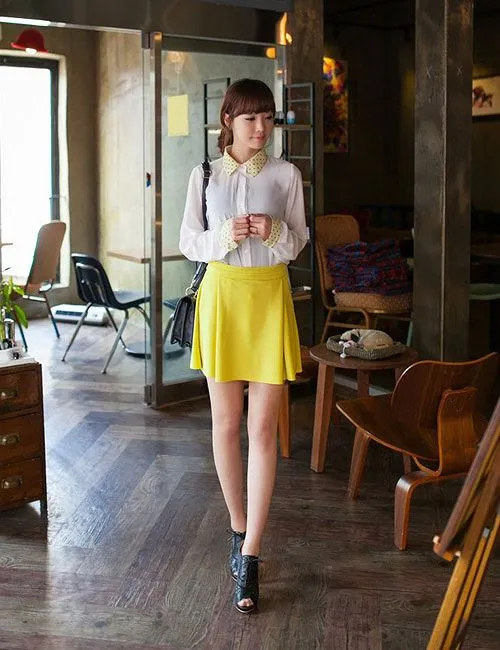 chân váy màu vàng kết hợp với áo màu gì