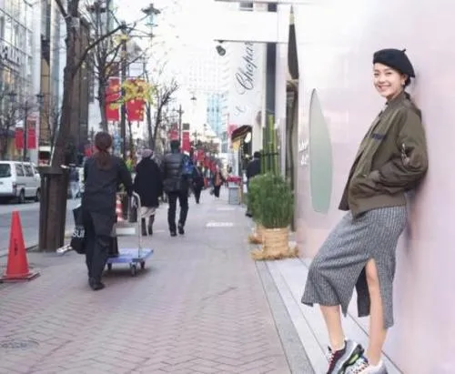 chân váy bút chì mặc với áo khoác bomber