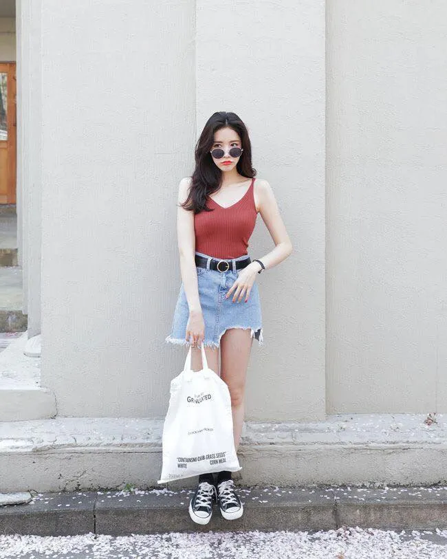 chân váy jean kết hợp áo hai dây