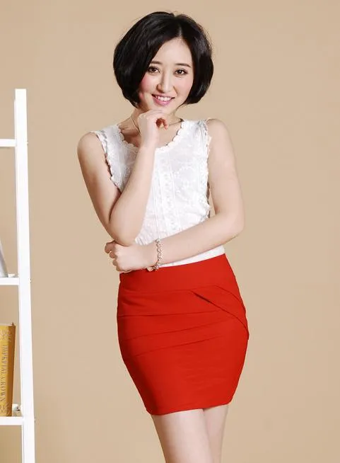 chân váy ngắn ôm body màu đỏ