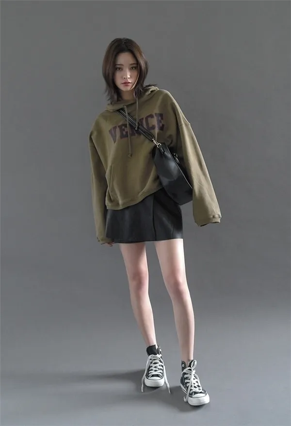 chan20vay20xoe20ket20hop20ao20hoodie-1 mix đồ với chân váy xòe mùa đông và áo hoodie
