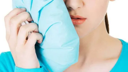 chườm đá cho mắt bầm