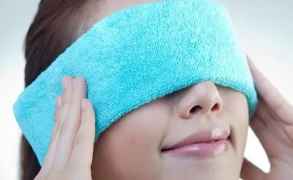 chườm nóng làm tan vết bầm