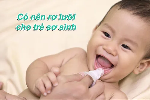 có nên rơ lưỡi cho trẻ sơ sinh