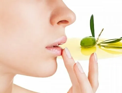 dầu oliu có tác dụng trị thâm môi tuyệt vời