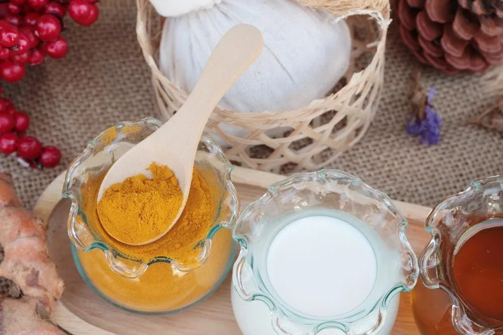 hỗn hợp bột nghệ và sữa chua cho da sáng mịn
