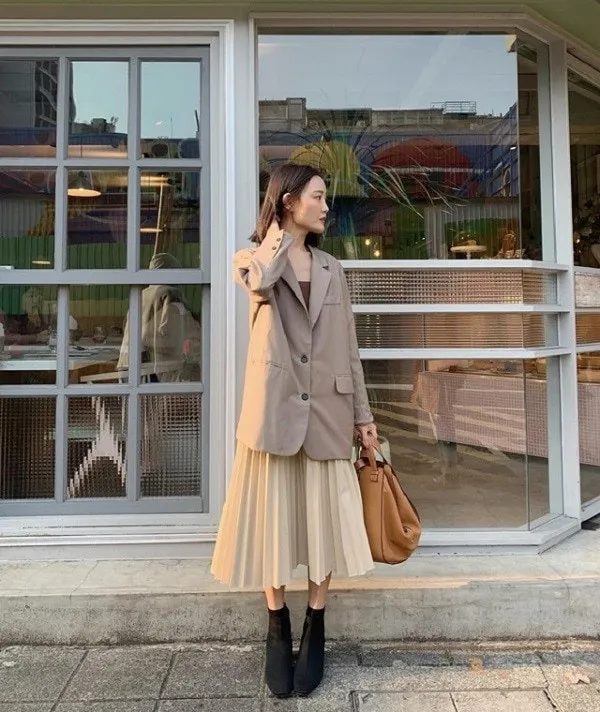mix chân váy xếp ly dài mùa đông với áo blazer