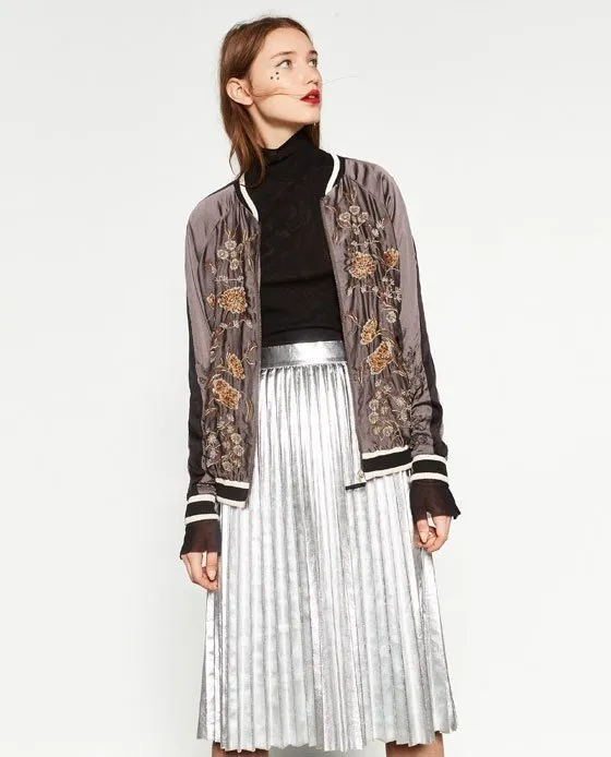 mix chân váy xếp ly dài mùa đông với áo khoác bomber