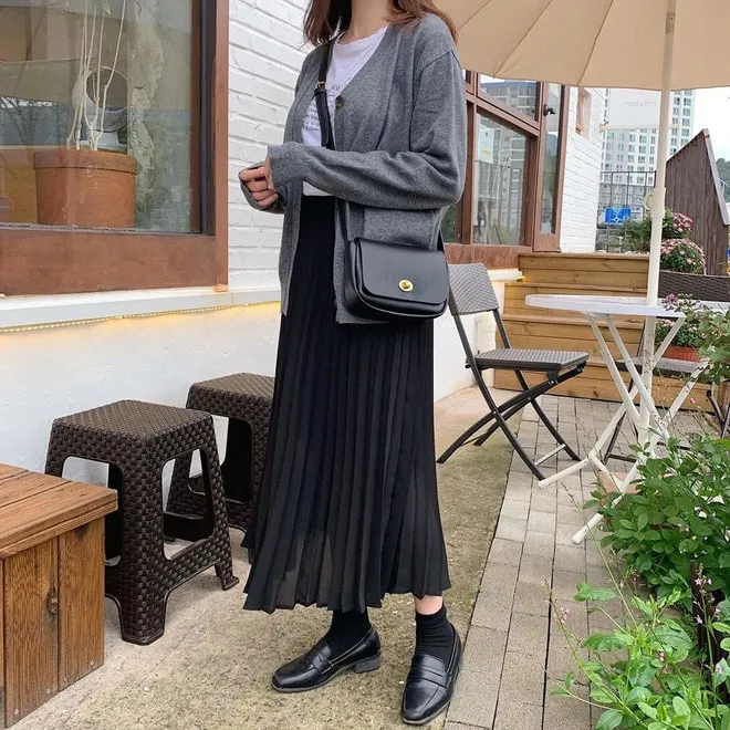 mix chân váy xếp ly dài mùa đông với áo cardigan
