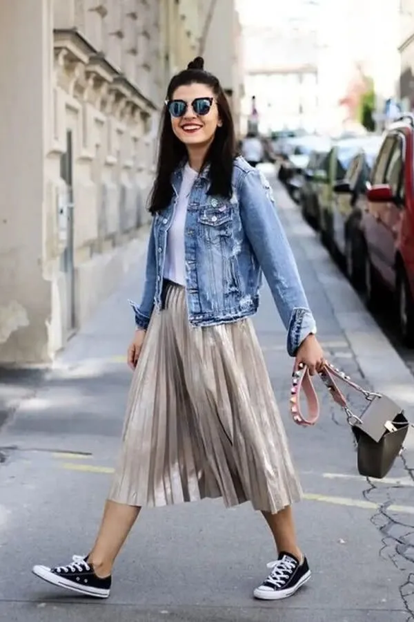 mix chân váy xếp ly dài mùa đông với áo khoác jean