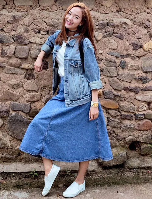 mix đồ mùa đông với chân váy jean và áo khoác jean