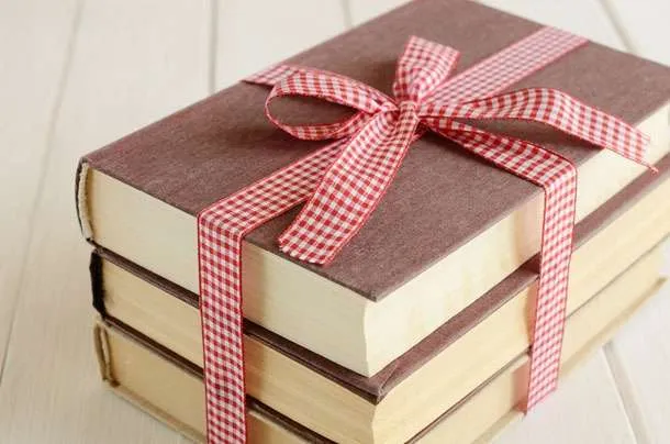 nên tặng quà sinh nhật gì cho bạn gái sách