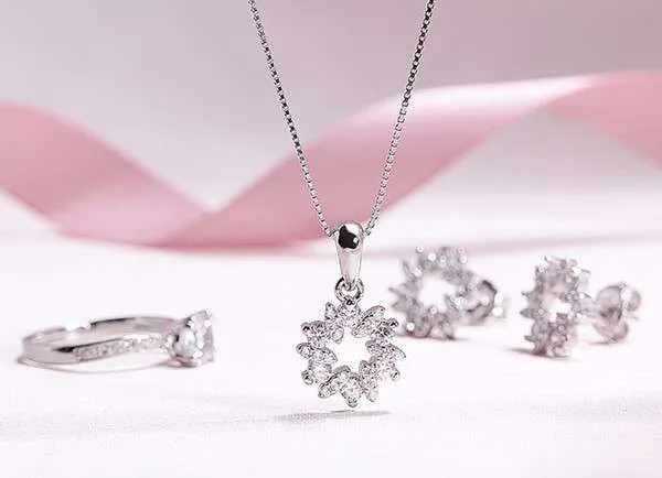 nên tặng quà sinh nhật gì cho bạn gái trang sức