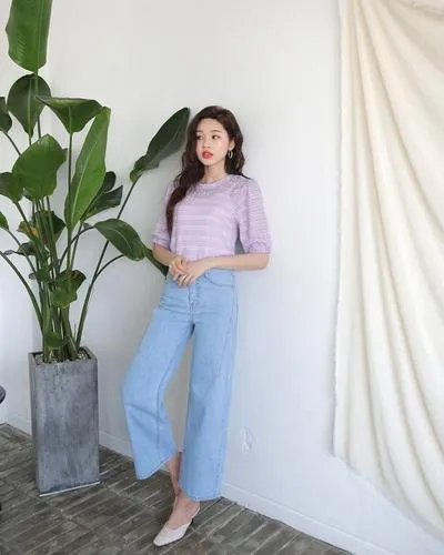 quần xanh dương mặc với áo màu pastel