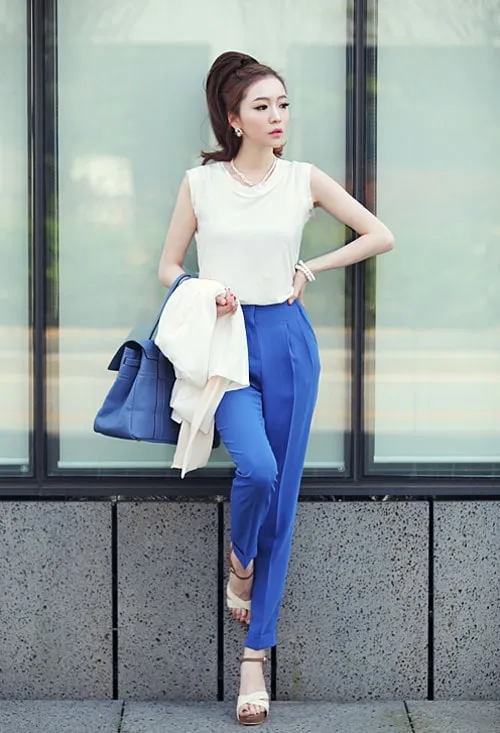 quần xanh dương phối với áo màu trắng