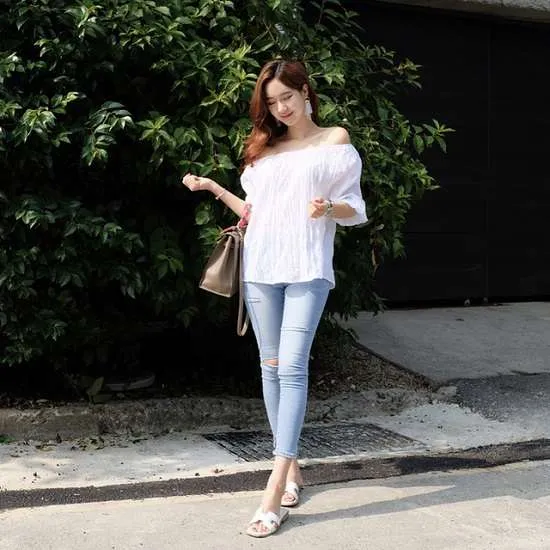 quần skinny phối với áo trễ vai