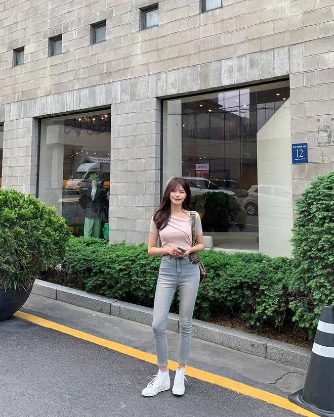 quần skinny với giày sneaker