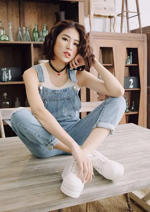 mix áo tank top với quần yếm