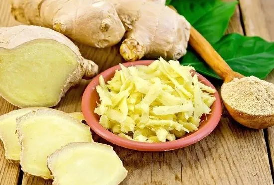 tẩy vết ố vàng trên áo trắng với gừng tươi