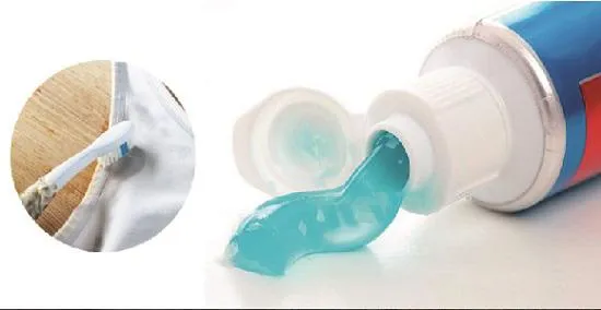 tẩy vết ố vàng trên áo trắng bằng kem đánh răng