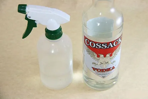 tẩy vết ố vàng trên áo trắng bằng vodka