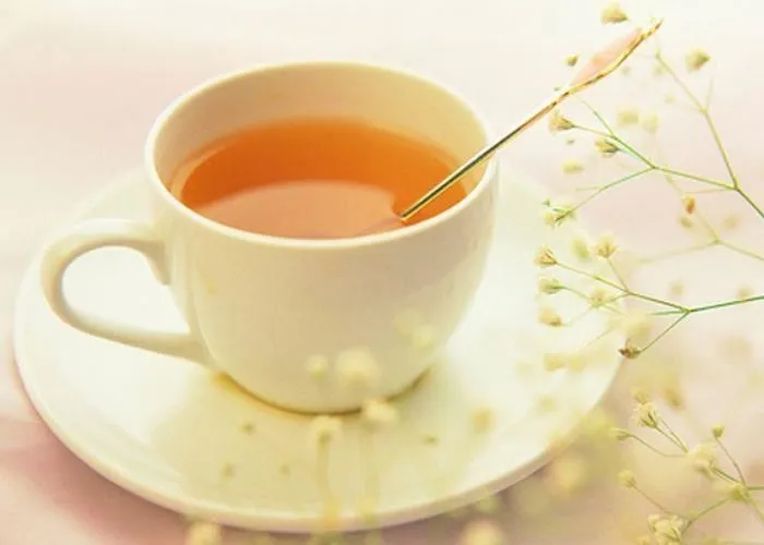 uống mật ong và nước ấm rất tốt để giải rượu