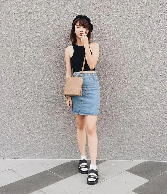 váy jean mang giày sandal